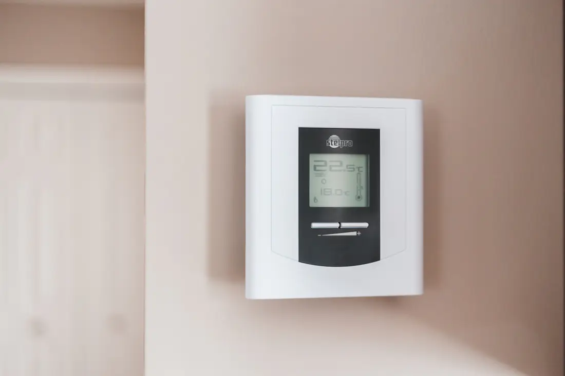 Digitale thermostaat voor vloerverwarming op de wand