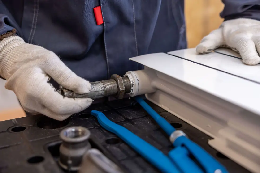 Monteur werkt aan een verwarmingsinstallatie